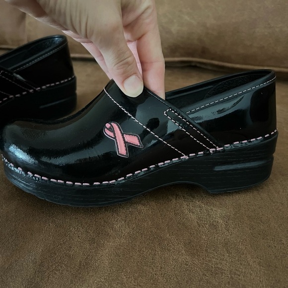 Womens black with pink stitching breast cancer awareness Dansko clogs - Picture 7 of 10
